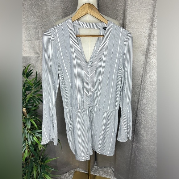 NWT Jessica Simpson Cambrea Striped Print V-Neck Romper in Gray & White Sz S - Picture 3 of 13